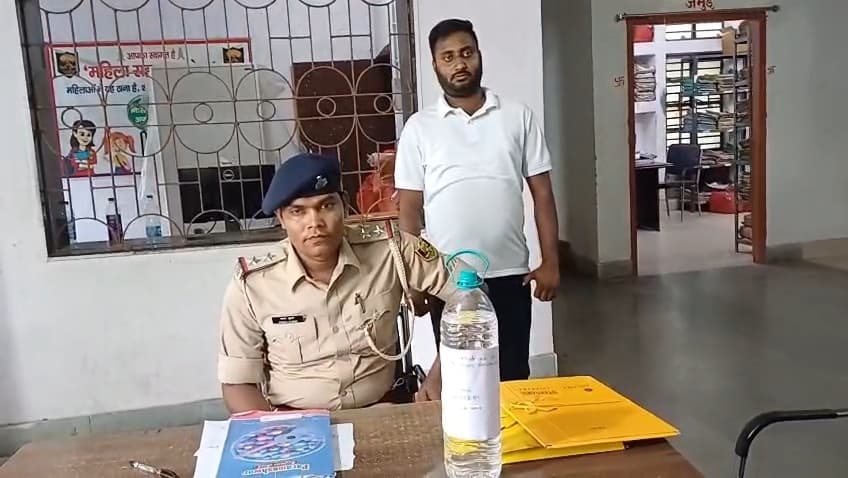 पेशी से पहले कोर्ट में अभियुक्त को पिला रहा था शराब, हो गया गिरफ्तार