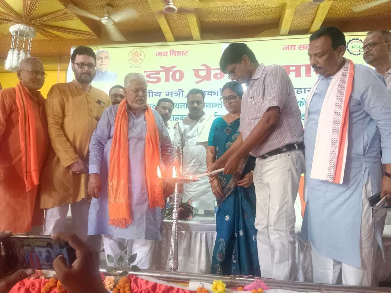 फसल सहायता के लिए 46 किसानों को मिला डमी चेक