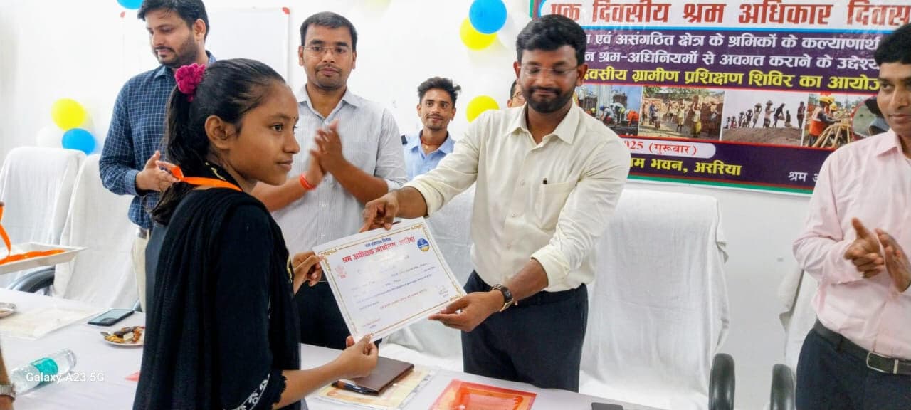 बाल मजदूर निषेध दिवस पर छात्रा को किया सम्मानित