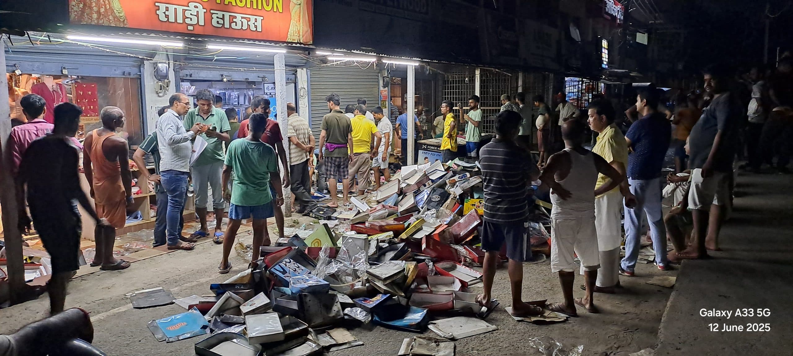 रेडीमेड कपड़ा दुकान में लगी आग