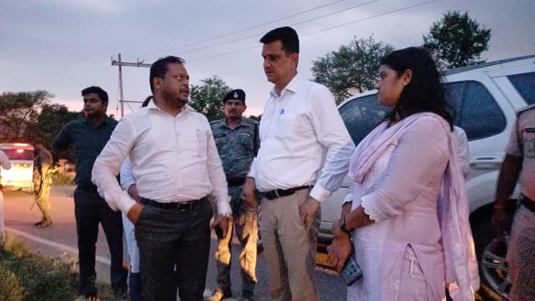 डीएम ने बांधों के मरम्मत कार्य का लिया जायजा