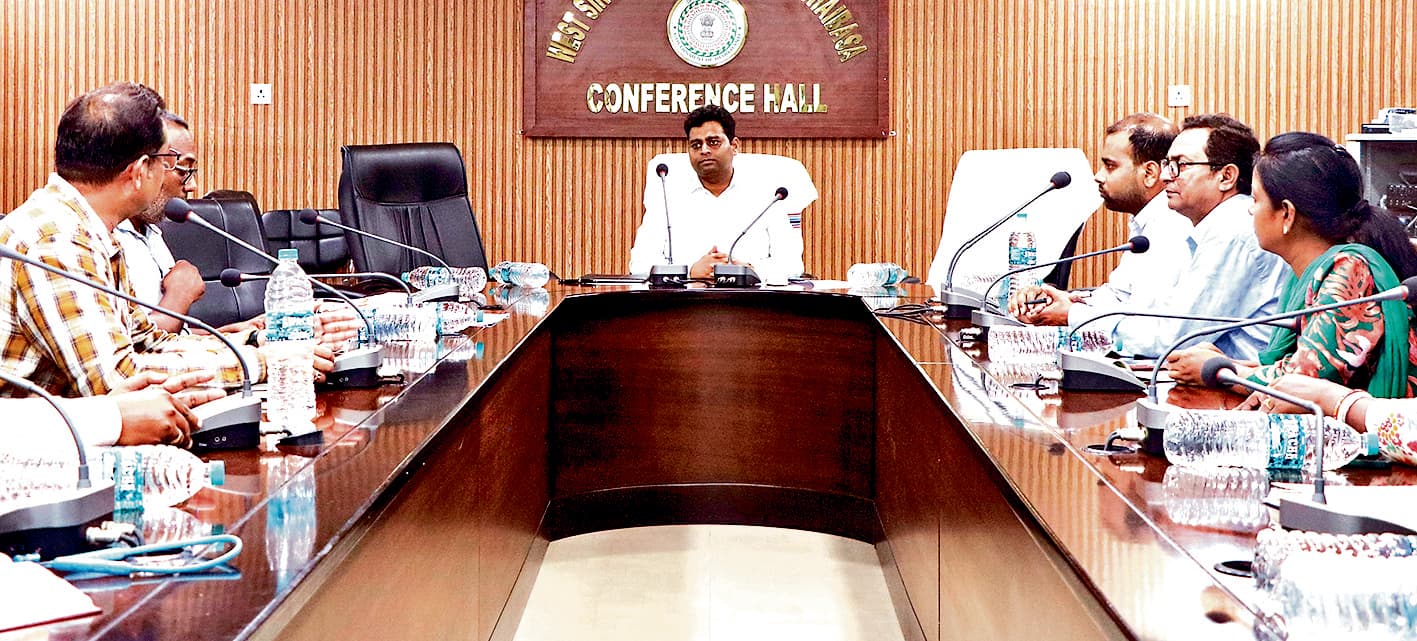 Chaibasa News : महिलाओं को आजीविका से जोड़कर आत्मनिर्भर बनायें - डीसी