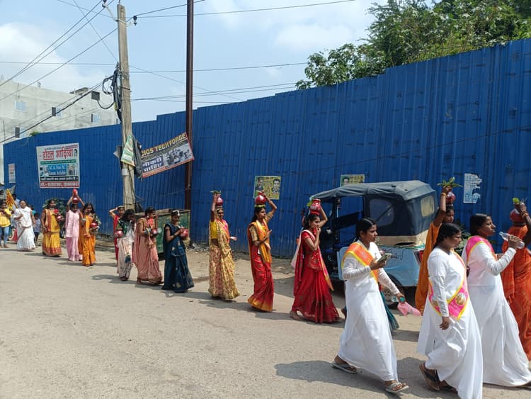 Madhubani News : श्रद्धालुओं ने भागवत कथा के लिए निकाली कलशयात्रा