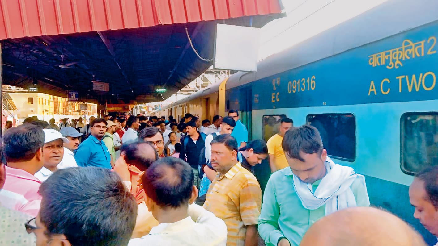 Gaya News : एसी खराब होने से गया जंक्शन पर शेखपुरा-नयी दिल्ली स्पेशल ट्रेन में हंगामा