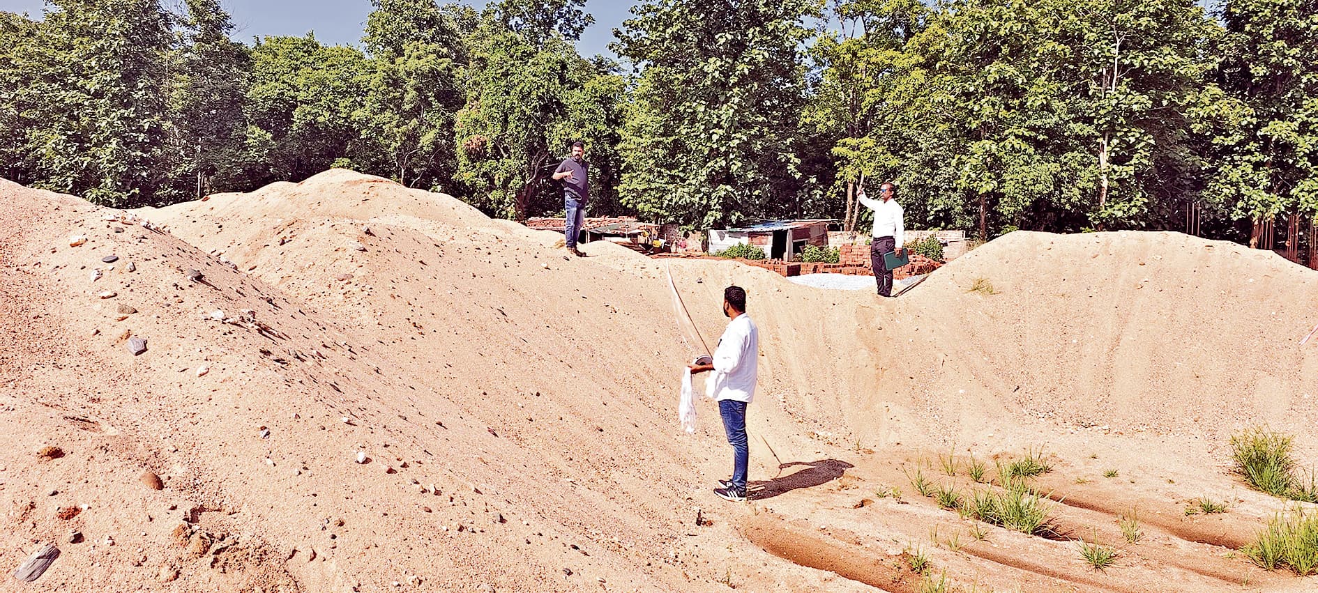 Chaibasa News : संत जेवियर से 1.3 लाख व एकलव्य से 17 हजार सीएफटी बालू जब्त