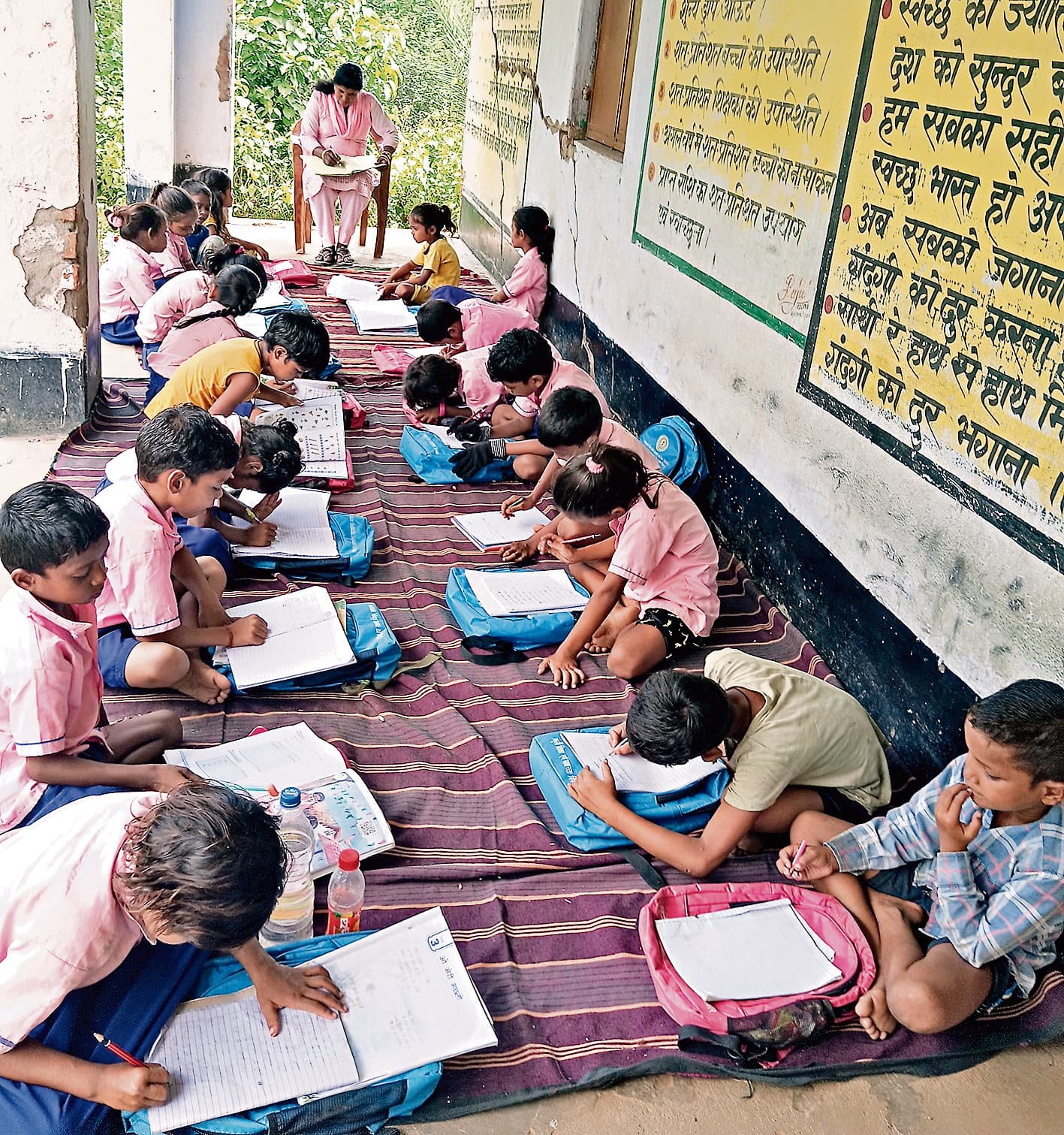 East Singhbhum News : स्कूल भवन जर्जर, एक वर्ष से बरामदे में बैठकर पढ़ते हैं बच्चे