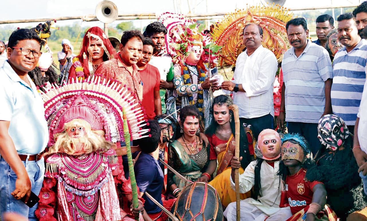 East Singhbhum News : झारखंडी संस्कृति से जुड़ा है छऊ, इसे बचायें : मंत्री रामदास सोरेन