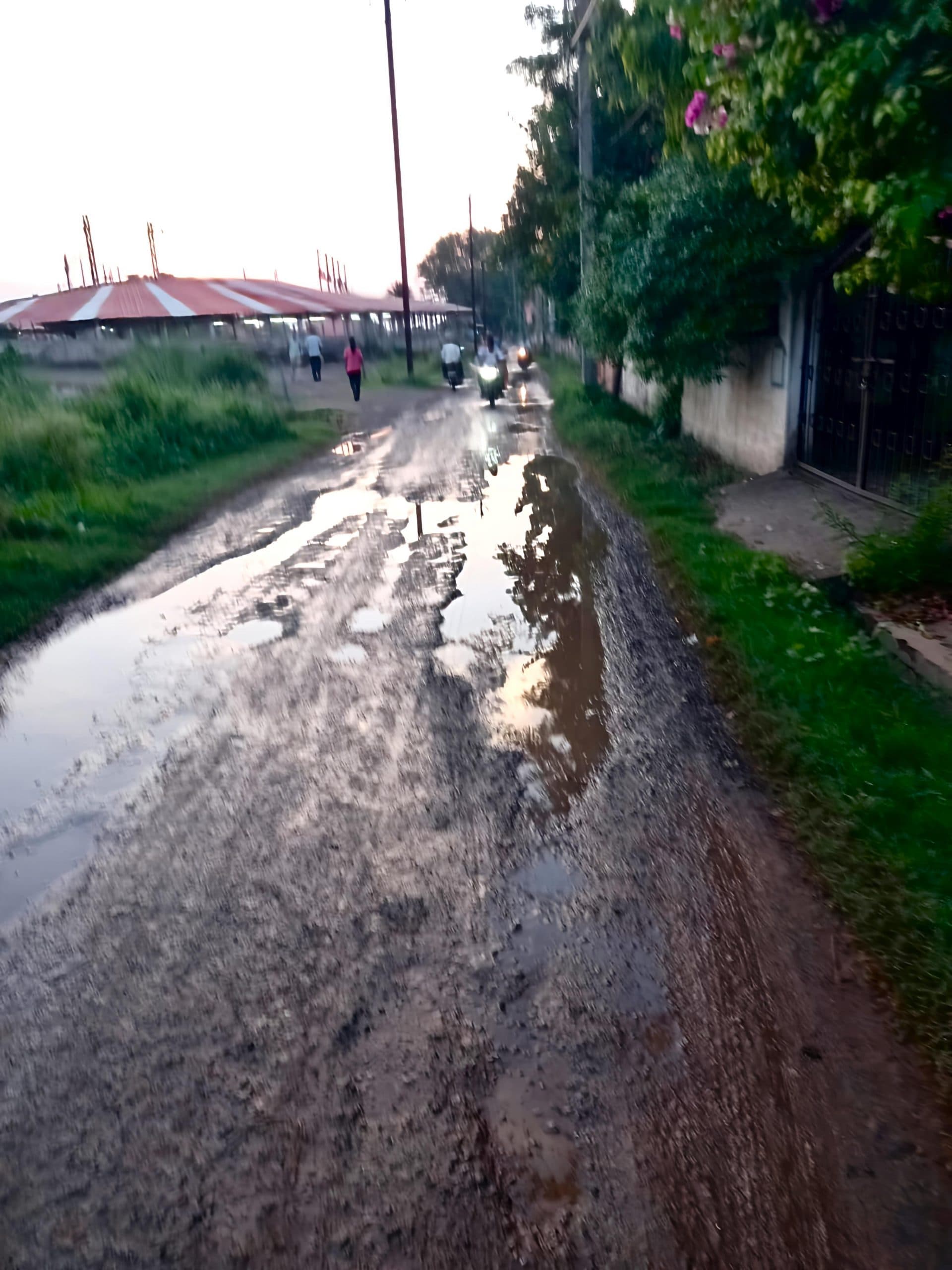East Singhbhum News : नाली का गंदा पानी बहने से सड़कें जर्जर, माॅनसून में बढ़ेगी परेशानी