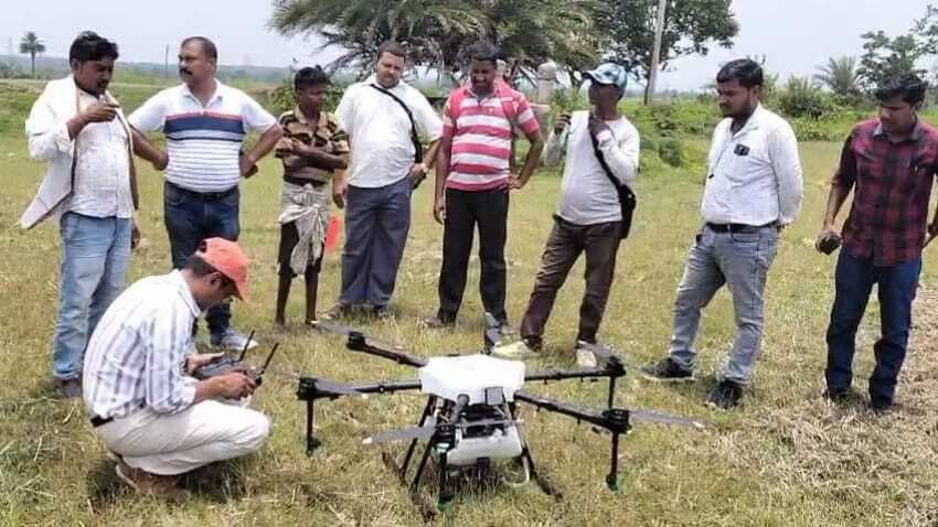 East Singhbhum News : ड्रोन तकनीक से खेती में बदलाव की बयार, कीटनाशक छिड़काव का प्रदर्शन