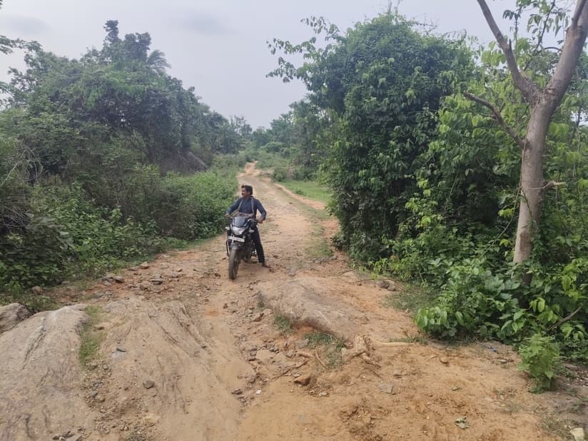 जर्जर सड़क पर चलने को विवश हैं ग्रामीण