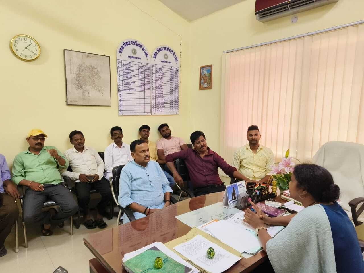 East Singhbhum News : प्रखंड के 20 हजार पेंशनधारी लगा रहे हैं बैंकों के चक्कर : डॉ गोस्वामी