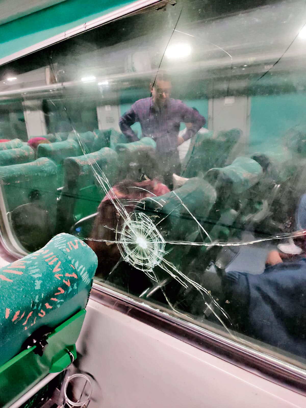 Rourkela News: इस्पात एक्सप्रेस पर पथराव, एसी कोच का शीशा टूटा, यात्री सुरक्षित