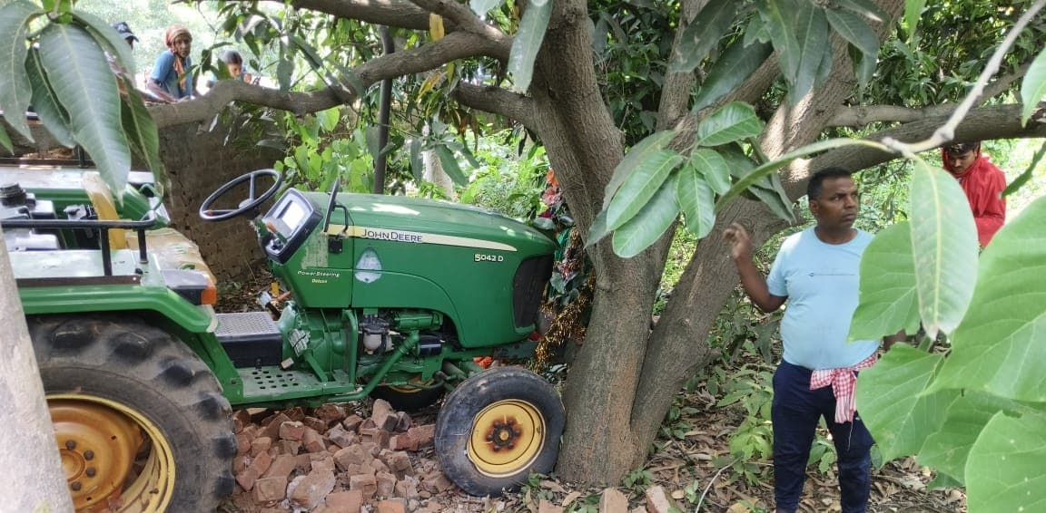 Giridih News: सीमेंट लदे ट्रैक्टर ने पीडीएस का अनाज लेकर जा रहीं तीन महिलाओं को रौंदा, एक की मौत, दो घायल