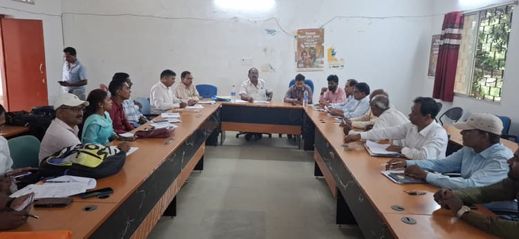 Giridih News: बीडीओ ने की आवास योजनाओं की समीक्षा