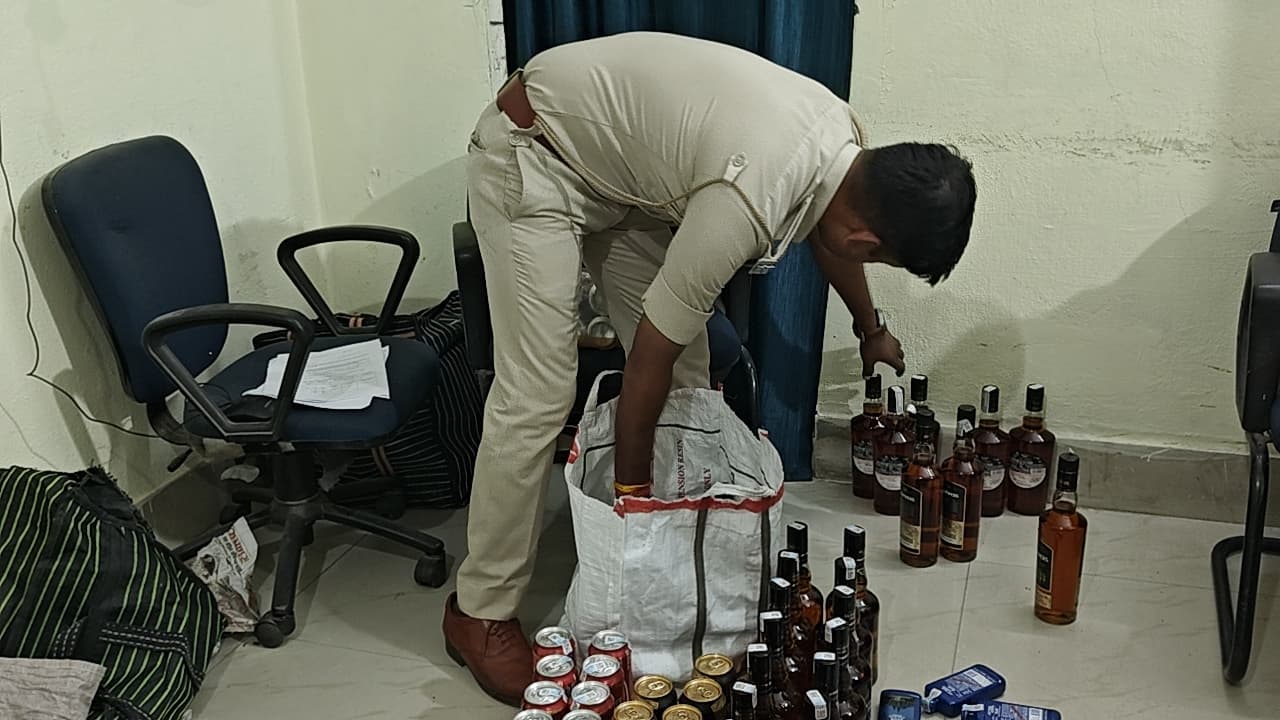 Patna News : फ्लैट किराये पर लेकर कर रहे थे शराब का धंधा, पांच गिरफ्तार