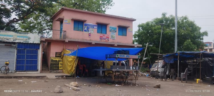 Giridih News: अतिक्रमण की भेंट चढ़ा मजदूर शेड व भवन