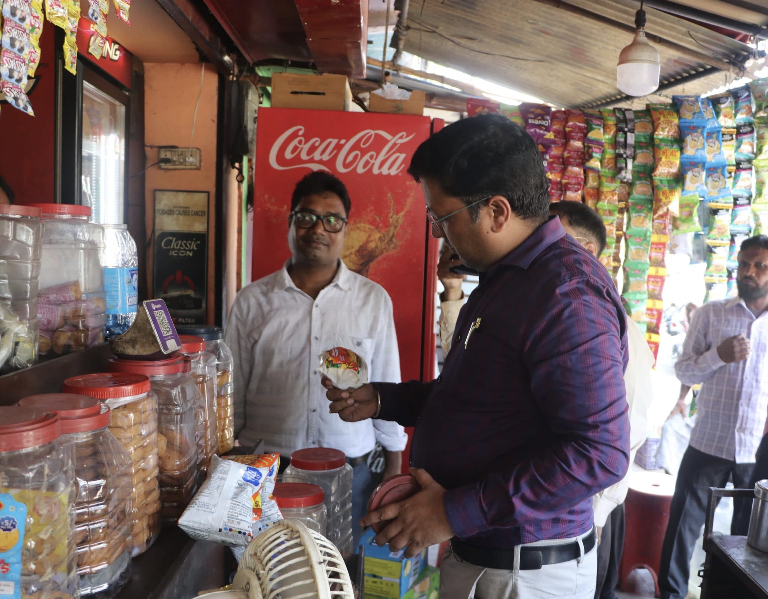 Dhanbad News: आइएसएम के पास दुकानों से विदेशी सिगार, सिगरेट व चिलम जब्त