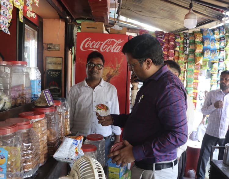 Dhanbad News: आइएसएम के पास दुकानों से विदेशी सिगार, सिगरेट व चिलम जब्त