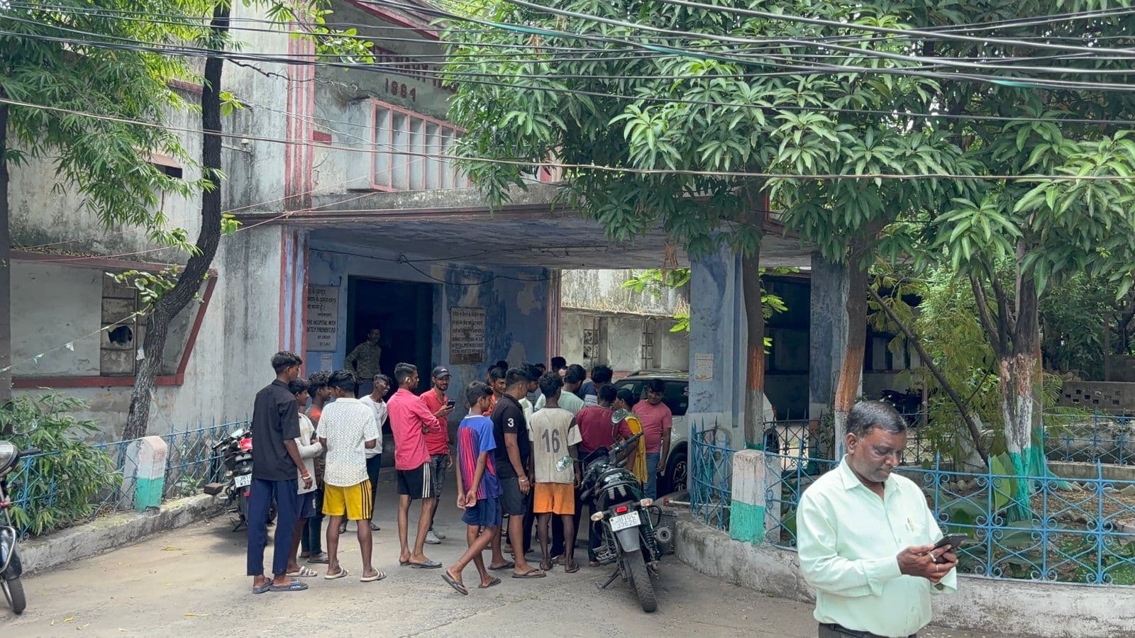 Dhanbad News : लोयाबाद क्षेत्रीय अस्पताल की छत पर तेंदुआ दिखने का फैला अफवाह