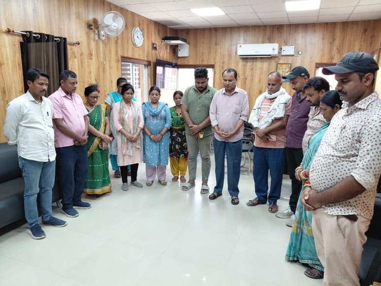 महिला कॉलेज में विमान हादसे में मारे गये लोगों को दी गयी श्रद्धांजलि