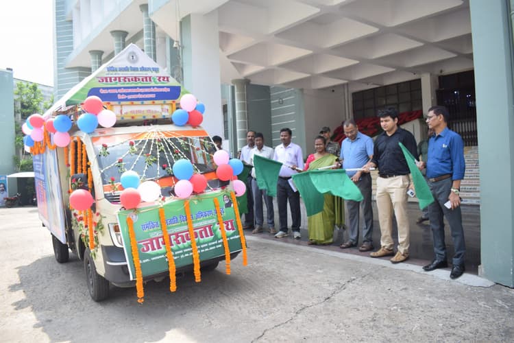 डीसी ने धरती आबा जनभागीदारी अभियान जागरुकता रथ किया रवाना
