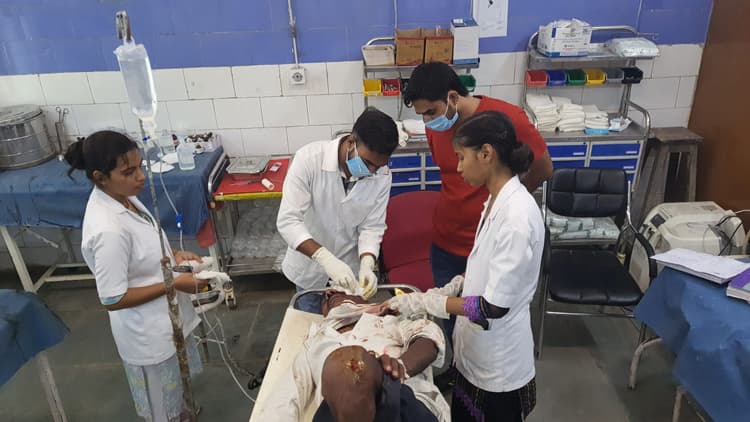 बाइक के चकमे से ऑटो हुआ  अनियंत्रित, गिरकर दो घायल