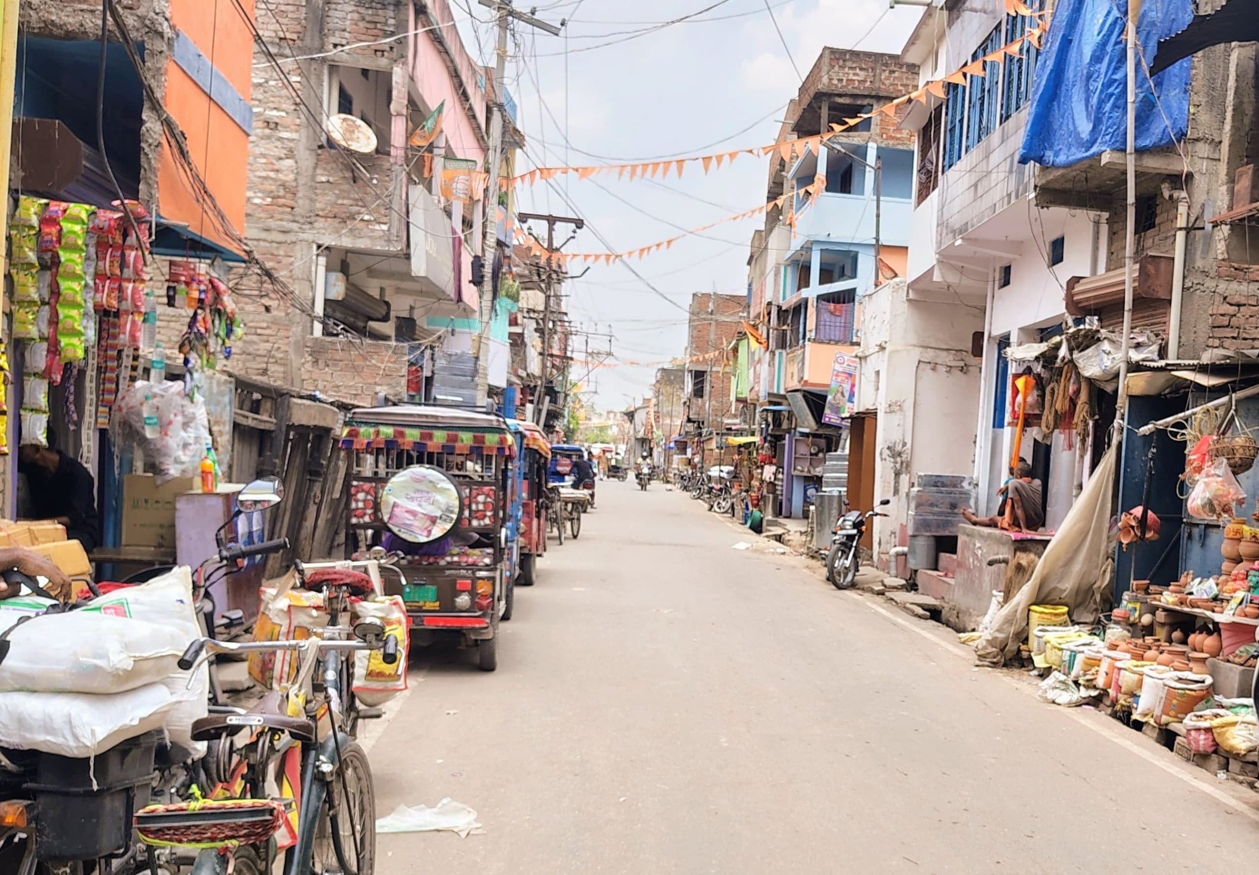 hajipur news. सुबह से ही निकल रही कड़ी धूप, सड़कों पर सन्नाटे की स्थिति