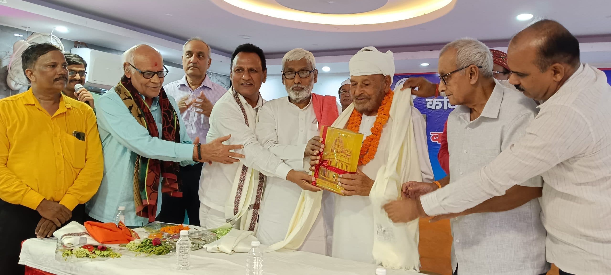 बादल तो बरसेंगे ही  व मुक्तक सुमन का  हुआ लोकार्पण