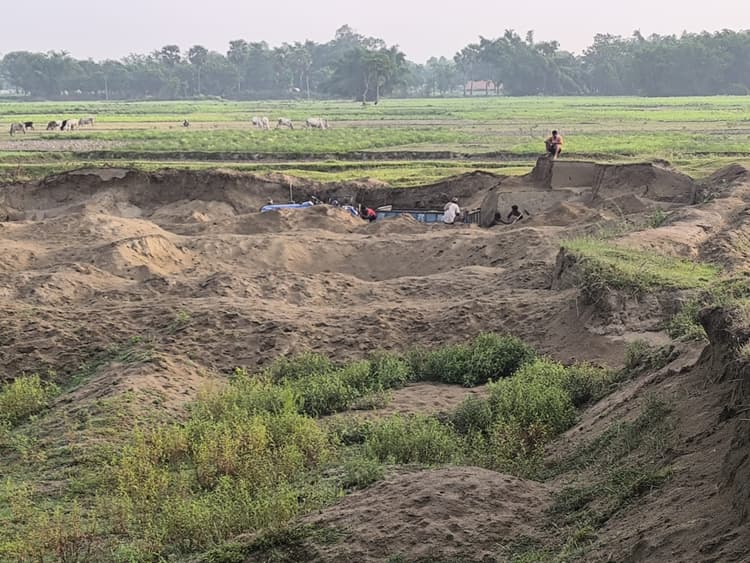 बालू माफिया ने सैकड़ों एकड़ सरकारी जमीन की मिट्टी काटकर बनाया खंडहर