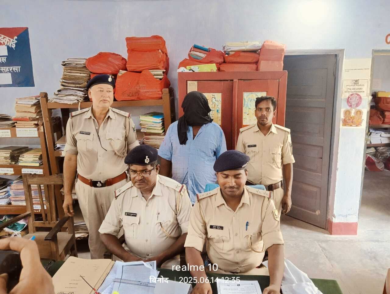 एक रायफल, कट्टा व दो कारतूस के संग एक गिरफ्तार