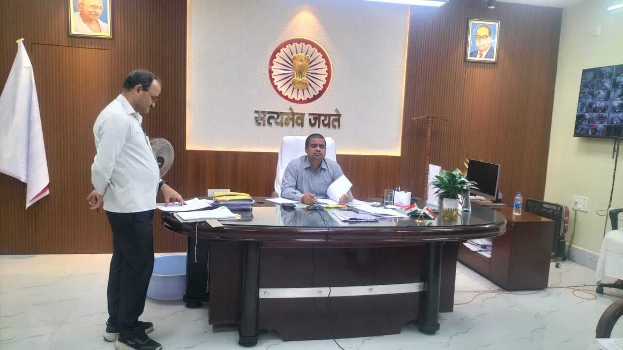 डीएम ने की लोक शिकायत निवारण की द्वितीय अपील वादों की सुनवाई, अनुपस्थित पदाधिकारियों पर जुर्माना