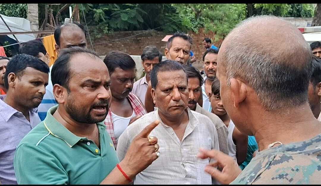 hajipur news. नाका से पानी लाने जाने पर पुलिसकर्मियों पर गाली-गलौज का आरोप