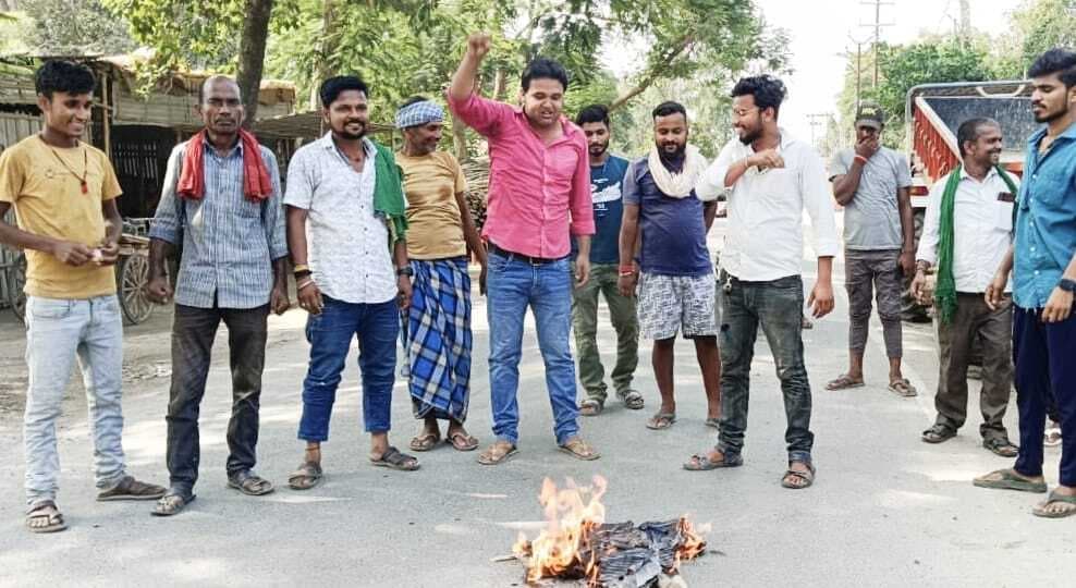 आरवाईए कार्यकर्त्ताओं ने शिक्षा मंत्री का फूंका पुतला