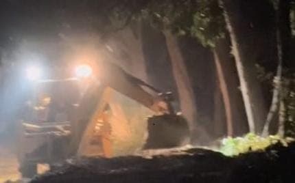 ग्रामीणों के विरोध पर नदी को भरकर सड़क निर्माण कार्य पर लगी रोक