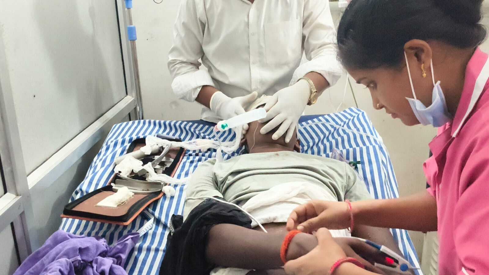 उत्पाद पुलिस पर युवक की पिटाई का आरोप, जख्मी युवक का चल रहा इलाज