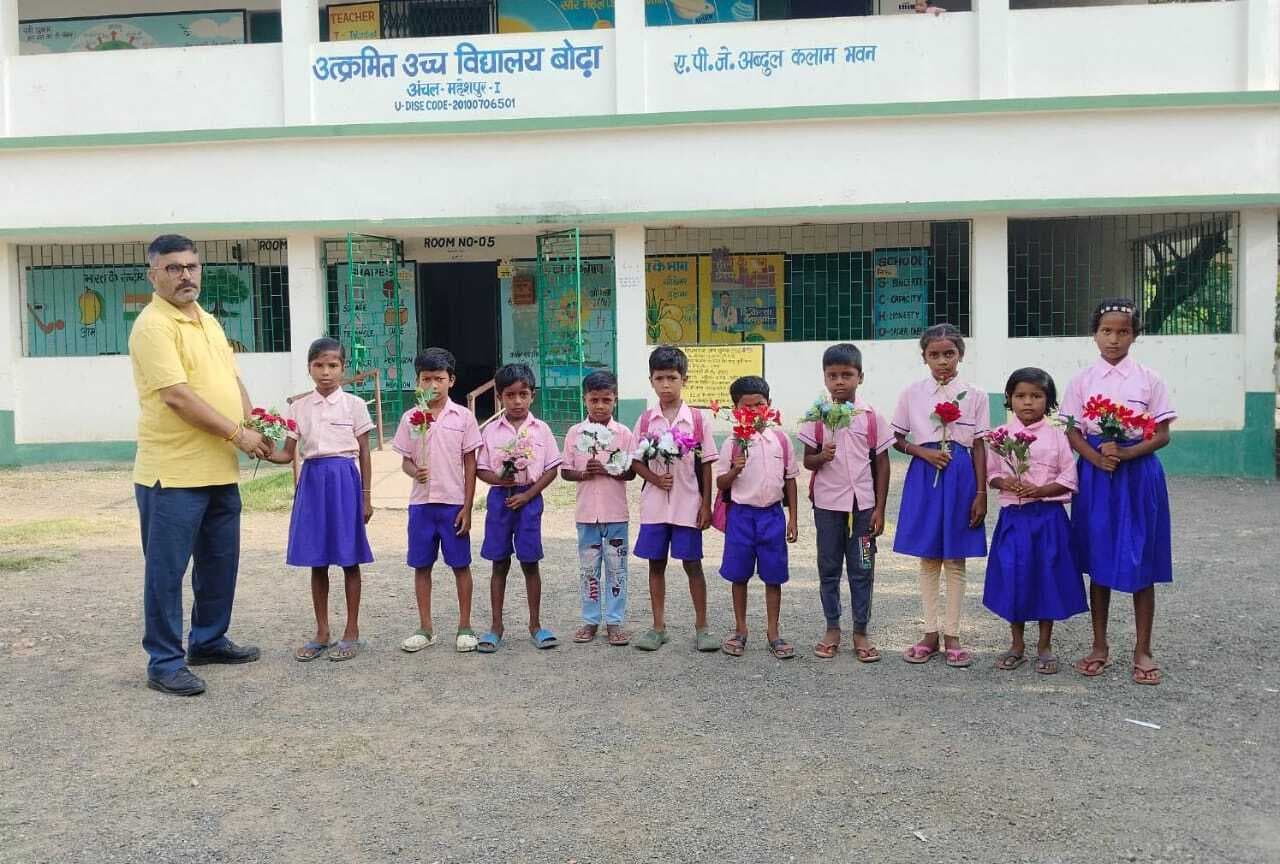 समय पर स्कूल पहुंचने वाले छात्रों का फूल से हुआ स्वागत