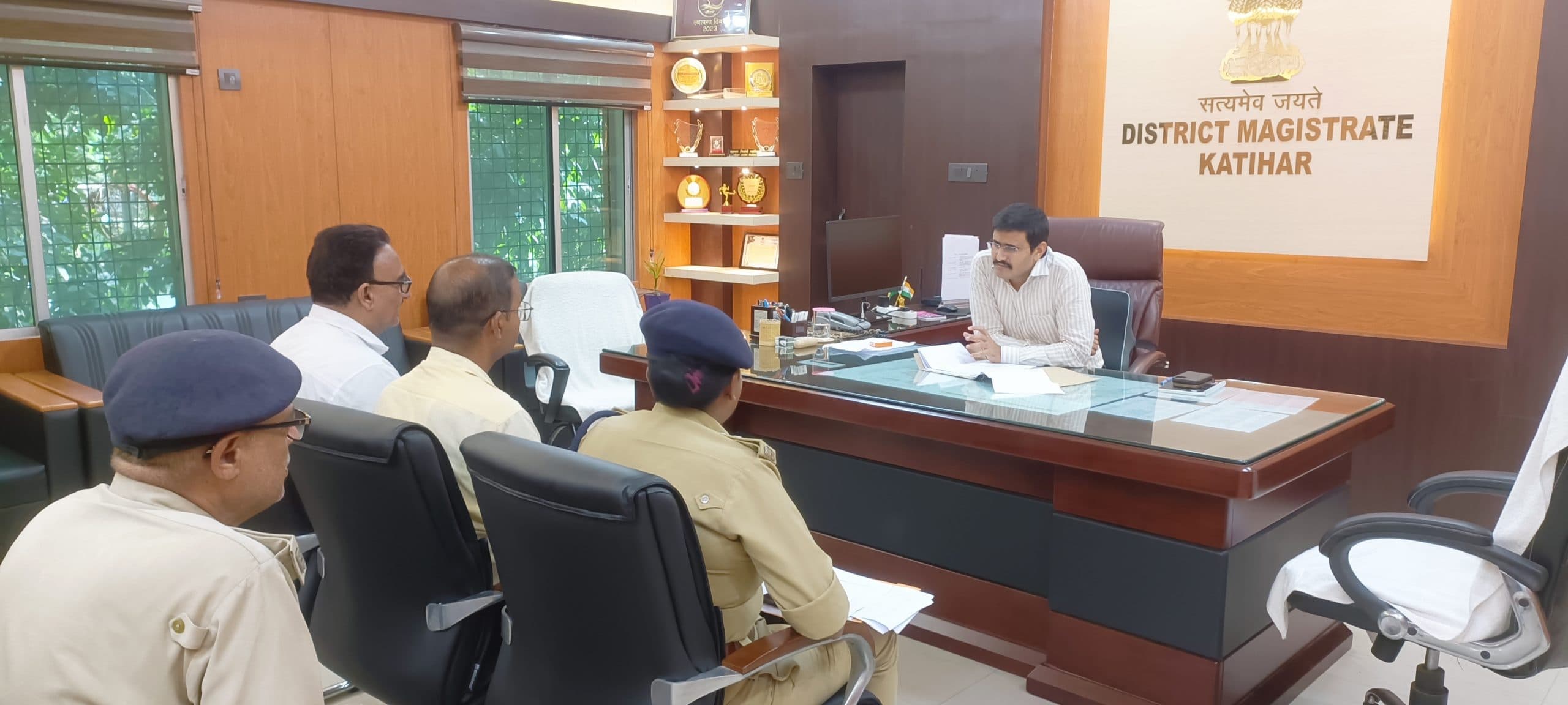 शराब जब्ती को लेकर नियमित रूप से करें छापेमारी: डीएम