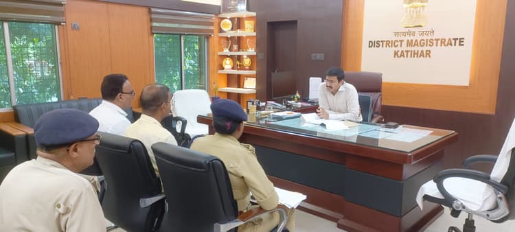 शराब जब्ती को लेकर नियमित रूप से करें छापेमारी: डीएम