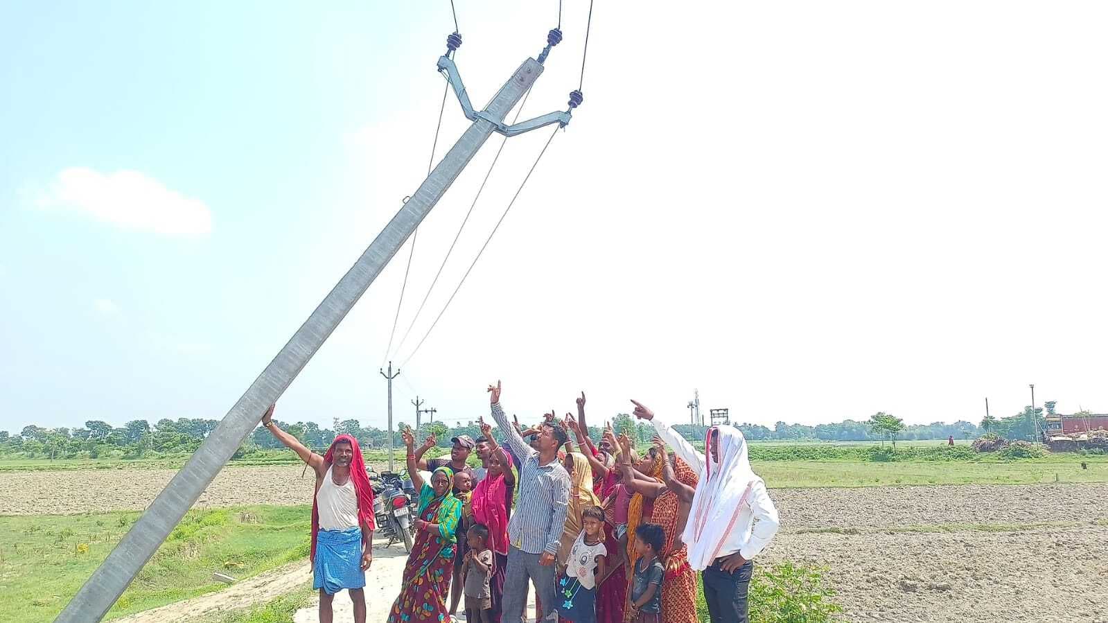 क्षतिग्रस्त झुके बिजली पोल की मरम्मत की मांग को लेकर ग्रामीणों ने किया प्रदर्शन