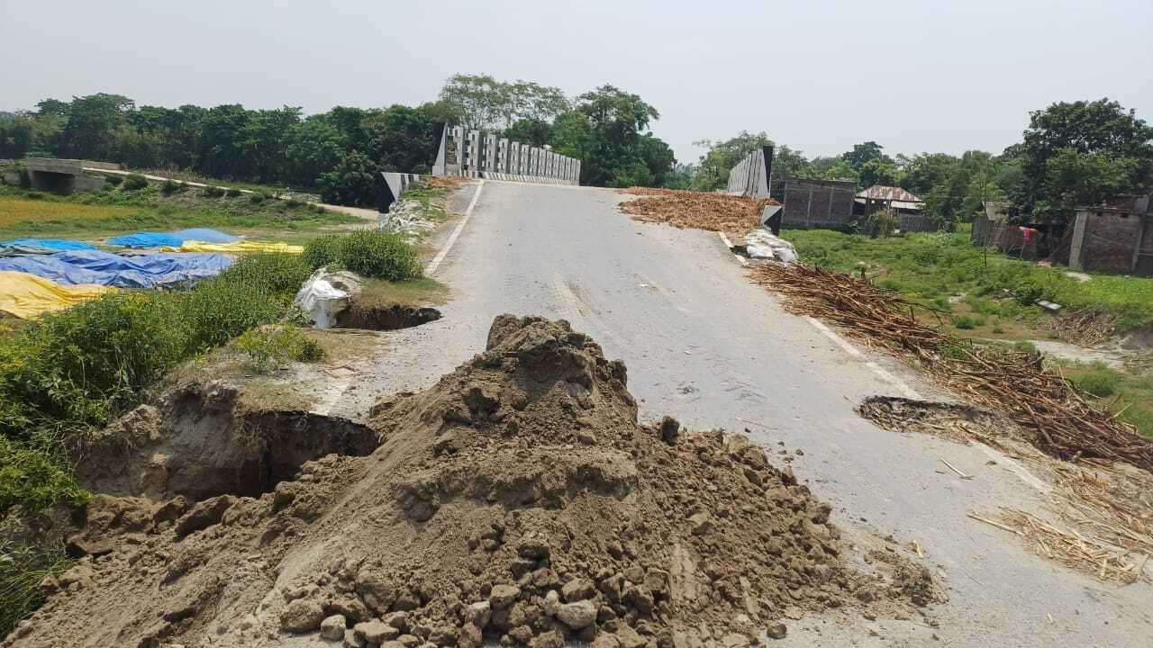 छह माह पूर्व बने एप्रोच पथ ध्वस्त, आवागमन में परेशानी