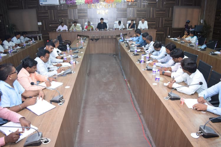 डीसी ने धरती आबा जनभागीदारी अभियान की तैयारियों पर की चर्चा