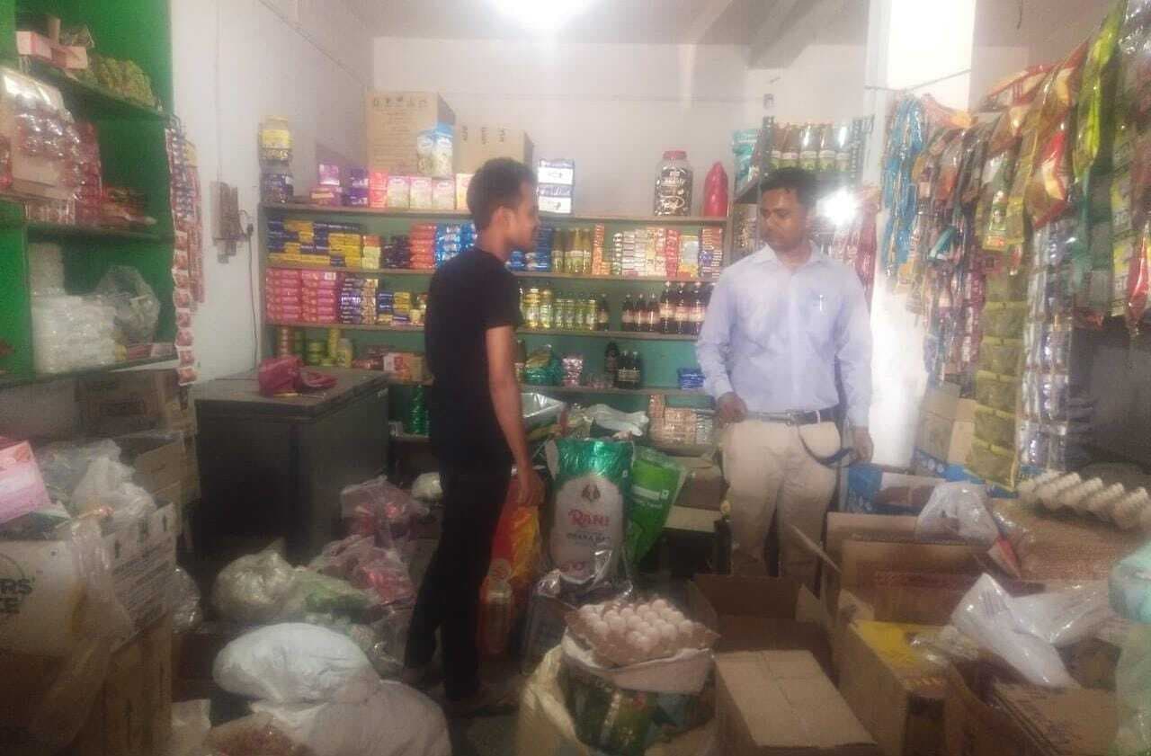 खाद्य सुरक्षा पदाधिकारी ने की विभिन्न दुकानों की जांच