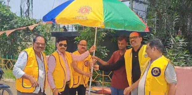 लायंस क्लब ने जरूरतमंदों के बीच वितरित की छतरी