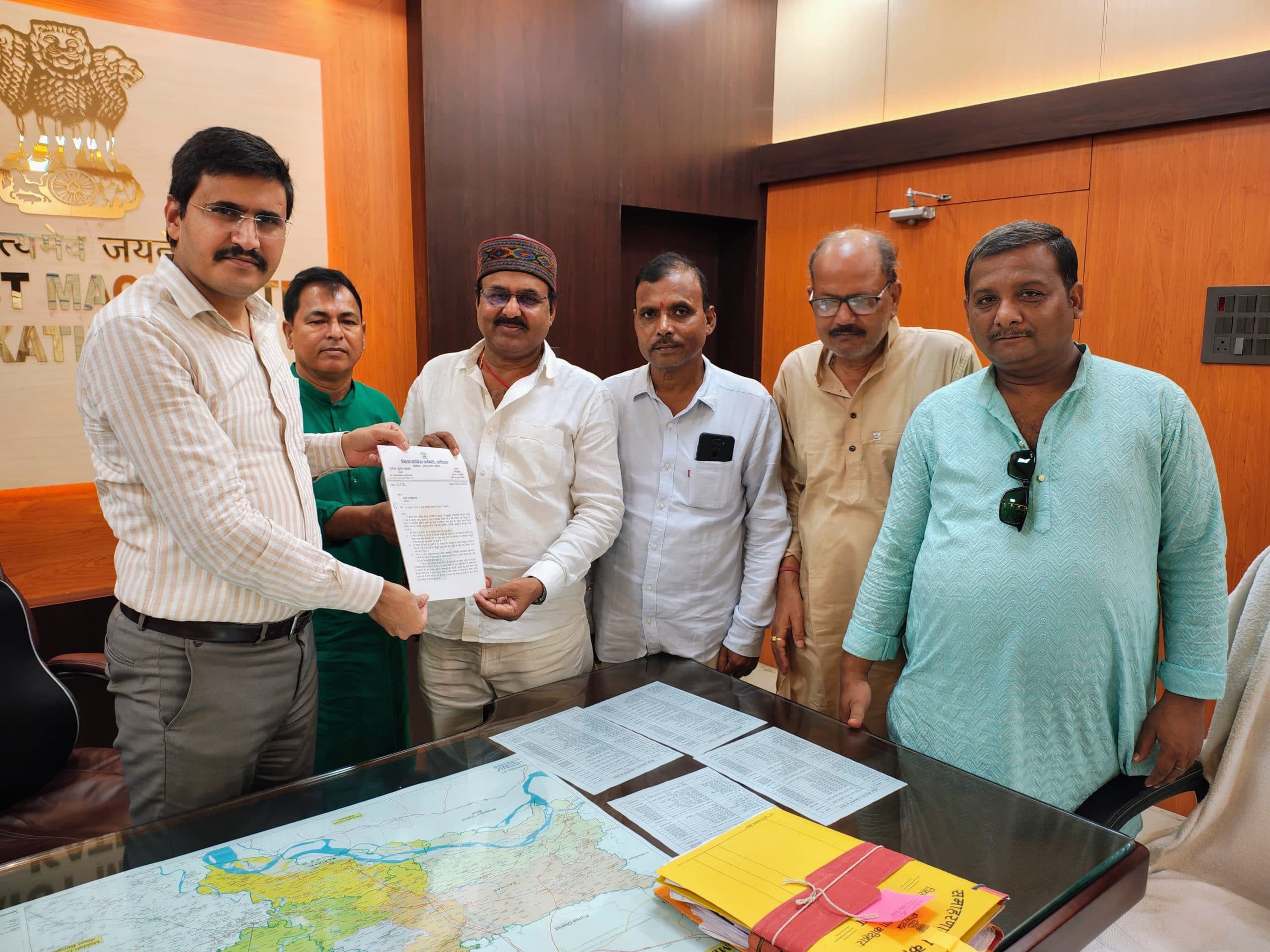 बिजली आपूर्ति व्यवस्था में सुधार को लेकर कांग्रेसी नेता ने डीएम को सौंपा ज्ञापन