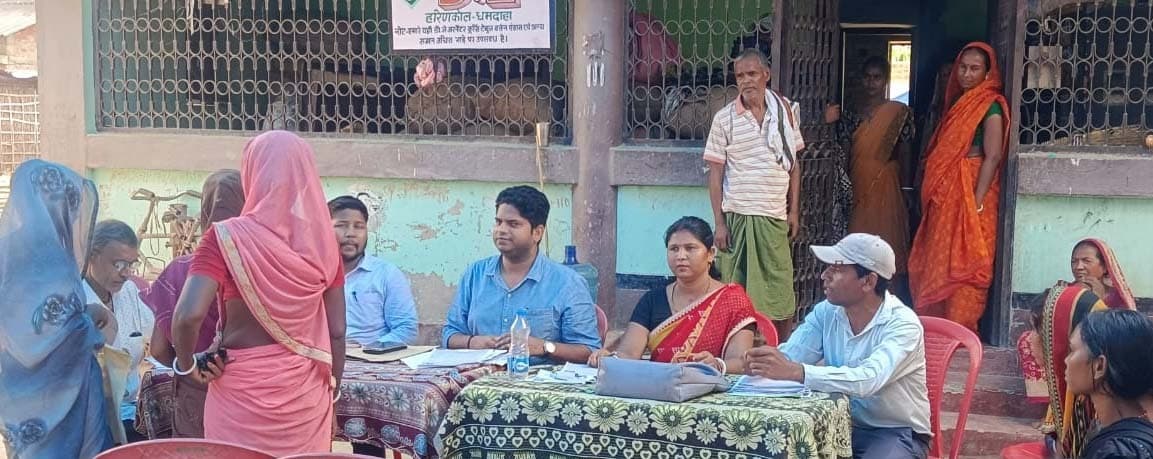 एससी एसटी टोला में शिविर का एसडीओ ने लिया जायजा