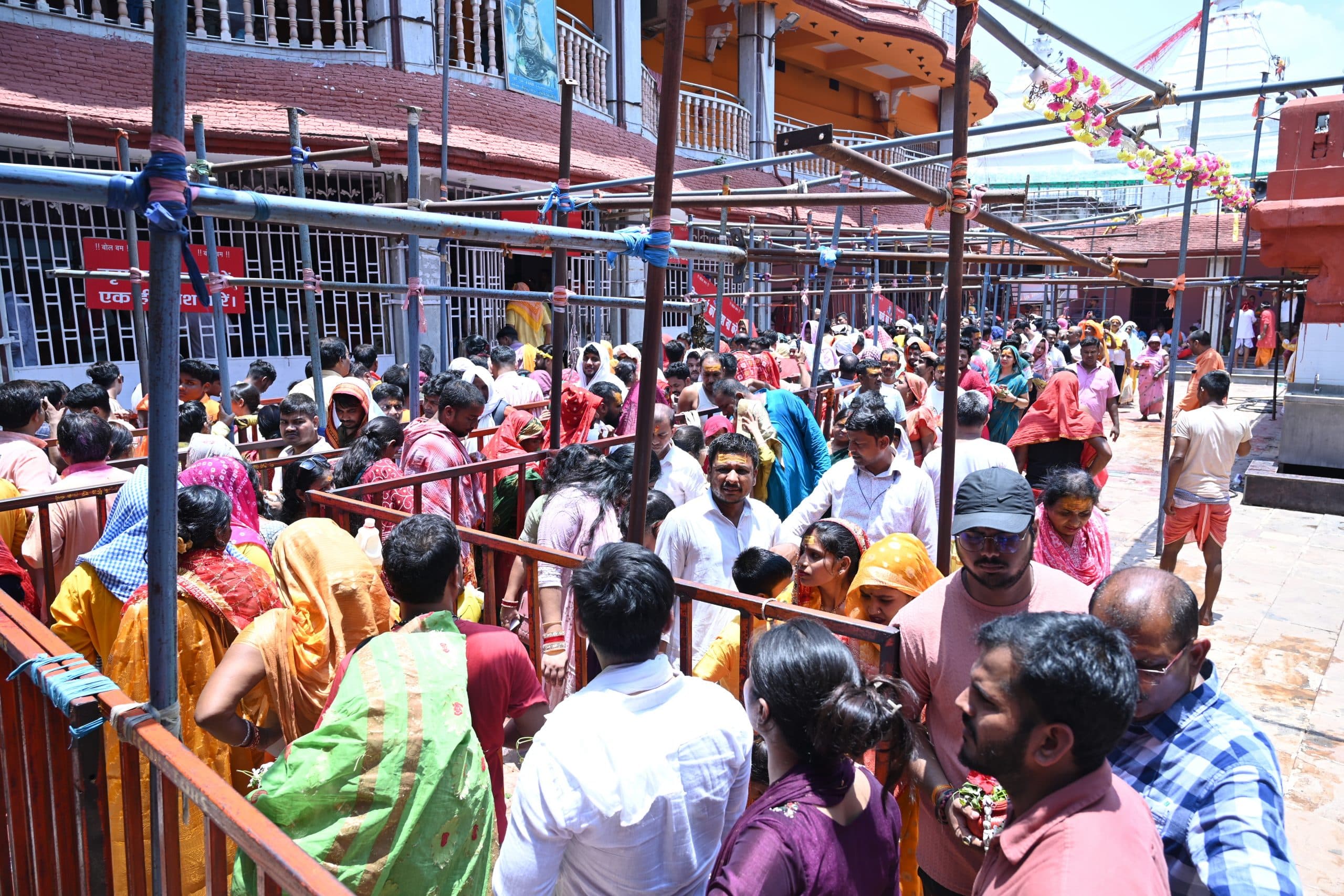 Deoghar News : झुलसाती धूप, उमस भरी गर्मी से श्रद्धालुओं को हुई परेशानी