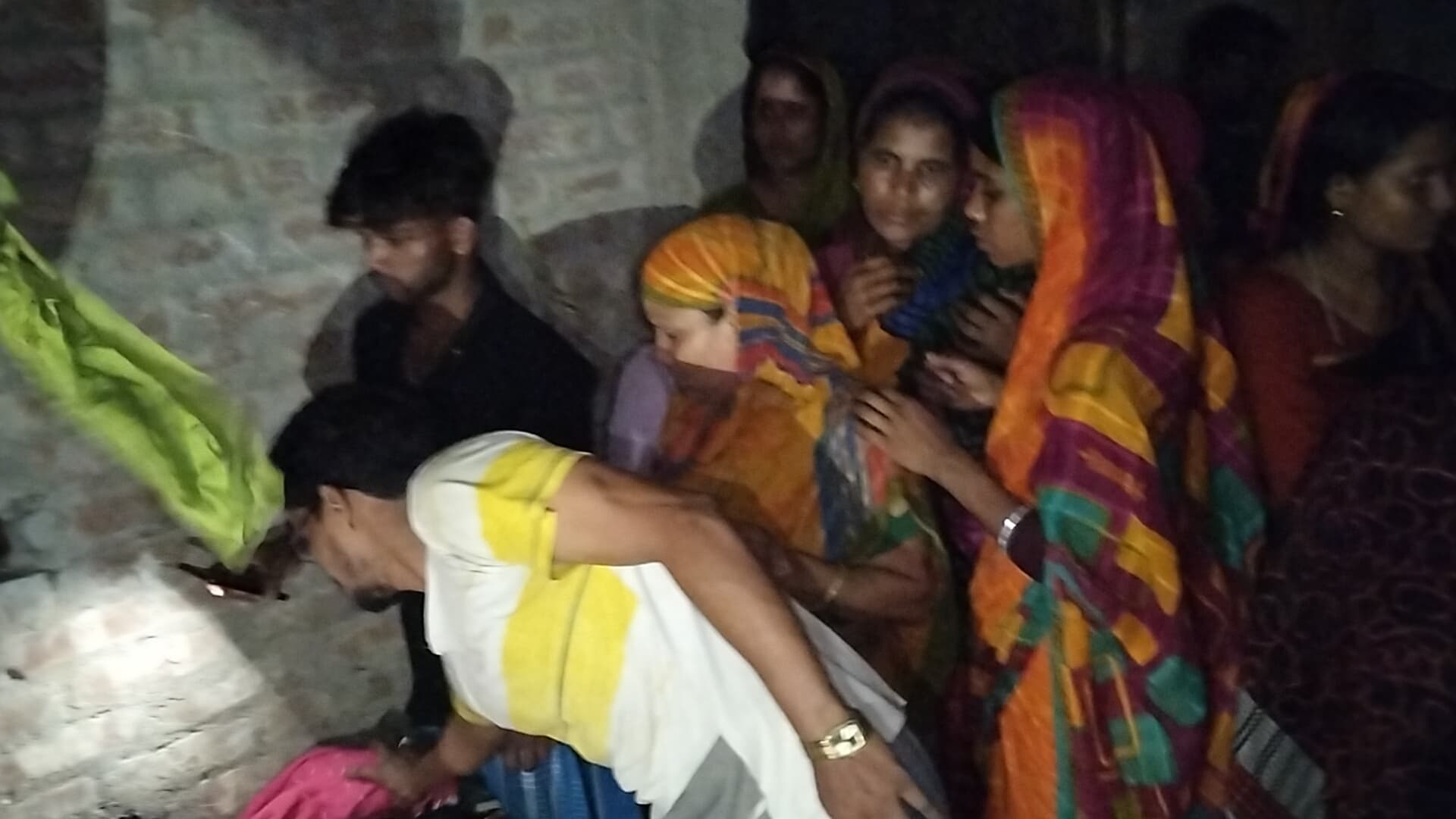 कोढ़ा में जर्जर दीवार भरभरा कर गिरी, दबने से एक मजदूर की मौत