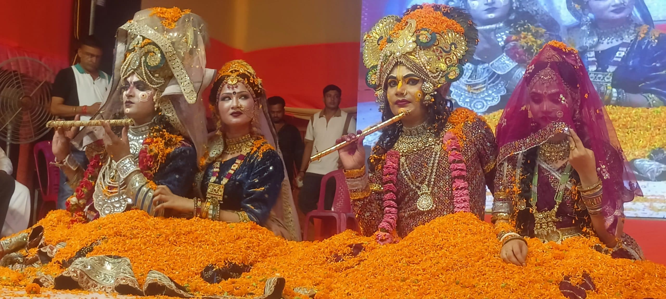 डांडिया महारास व फूलों की होली देख झूमे दर्शक