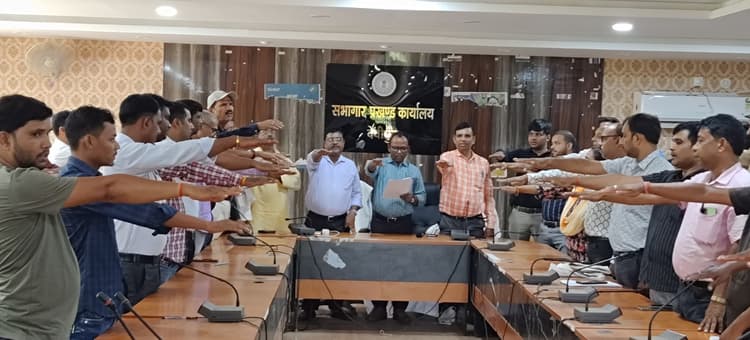 विश्व रक्तदान दिवस पर लोगों ने रक्तदान करने की ली शपथ