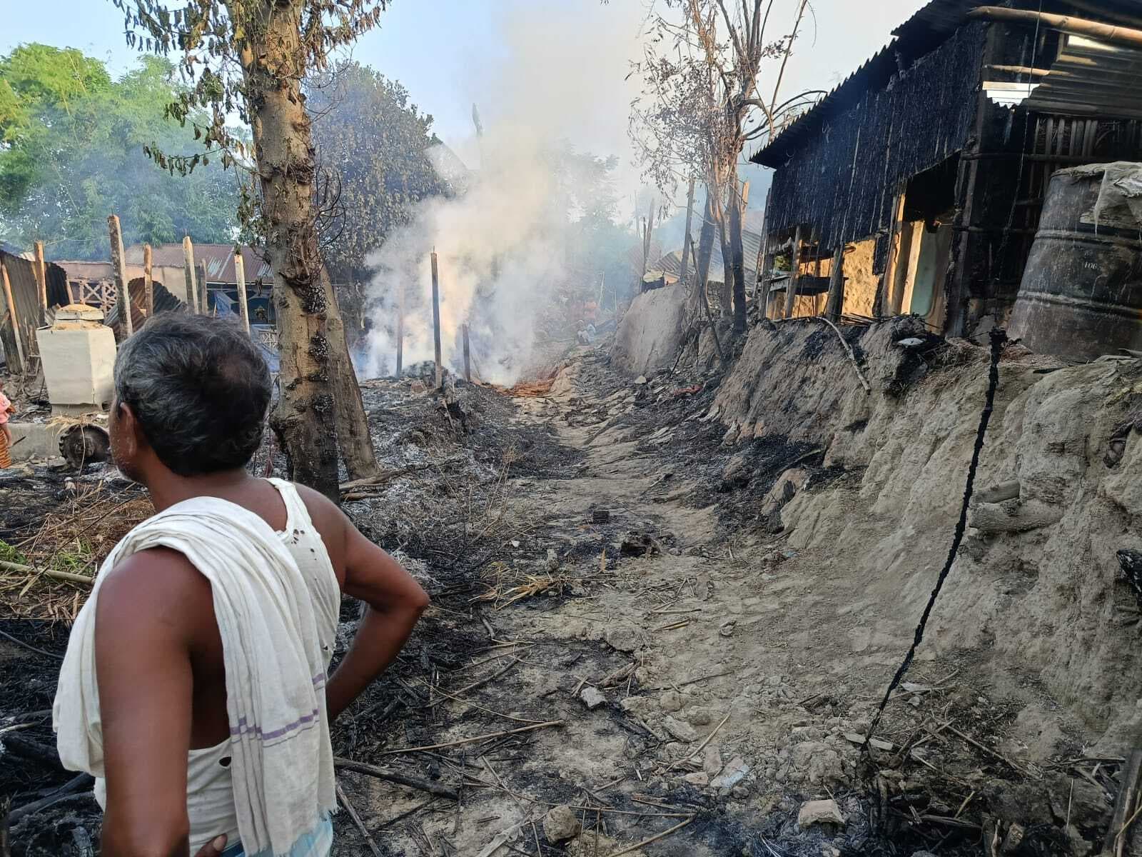 शॉर्ट सर्किट से अचानक आग लगने से तीन मवेशी सहित पांच घर जला